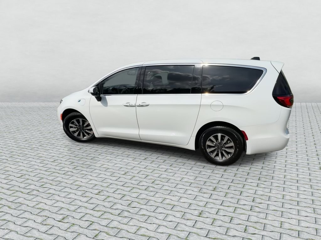 Used 2023 White Chrysler Touring L image 6