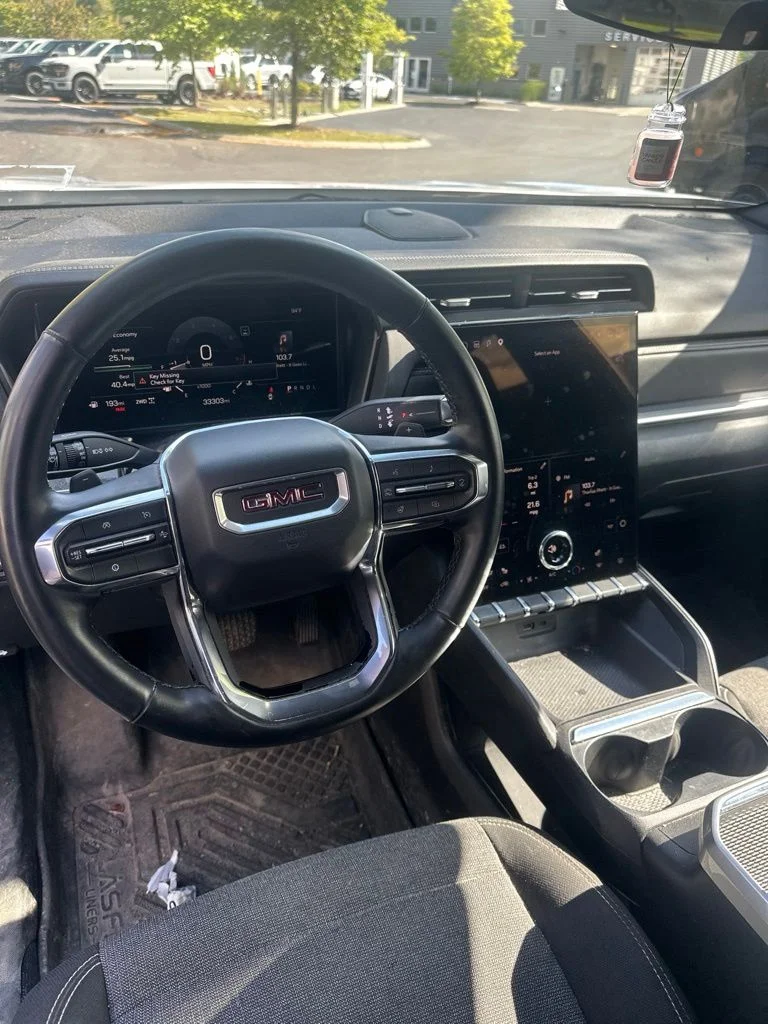 Used 2025 White GMC Elevation image 15