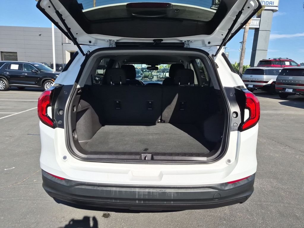 Used 2018 White GMC SLE image 32