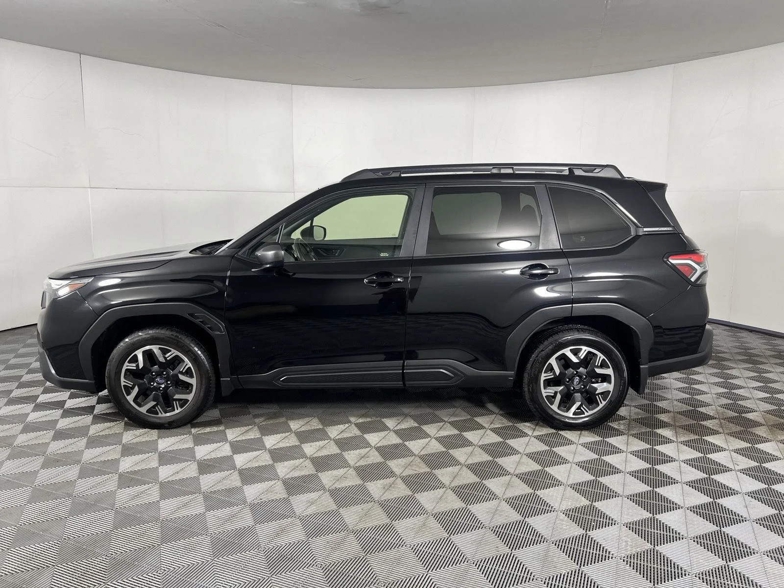 Used 2025 Crystal Black Silica Subaru Premium image 5