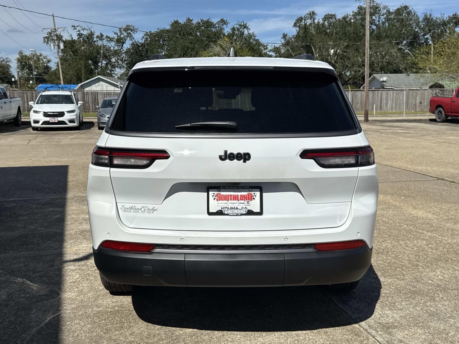 New 2026 Bright White Clear-Coat Exterior Paint Jeep Laredo Altitude image 5