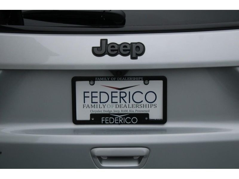 New 2026 Silver Zynith Metallic Clear-Coat Exterior Paint Jeep Limited Altitude 4x4 image 6
