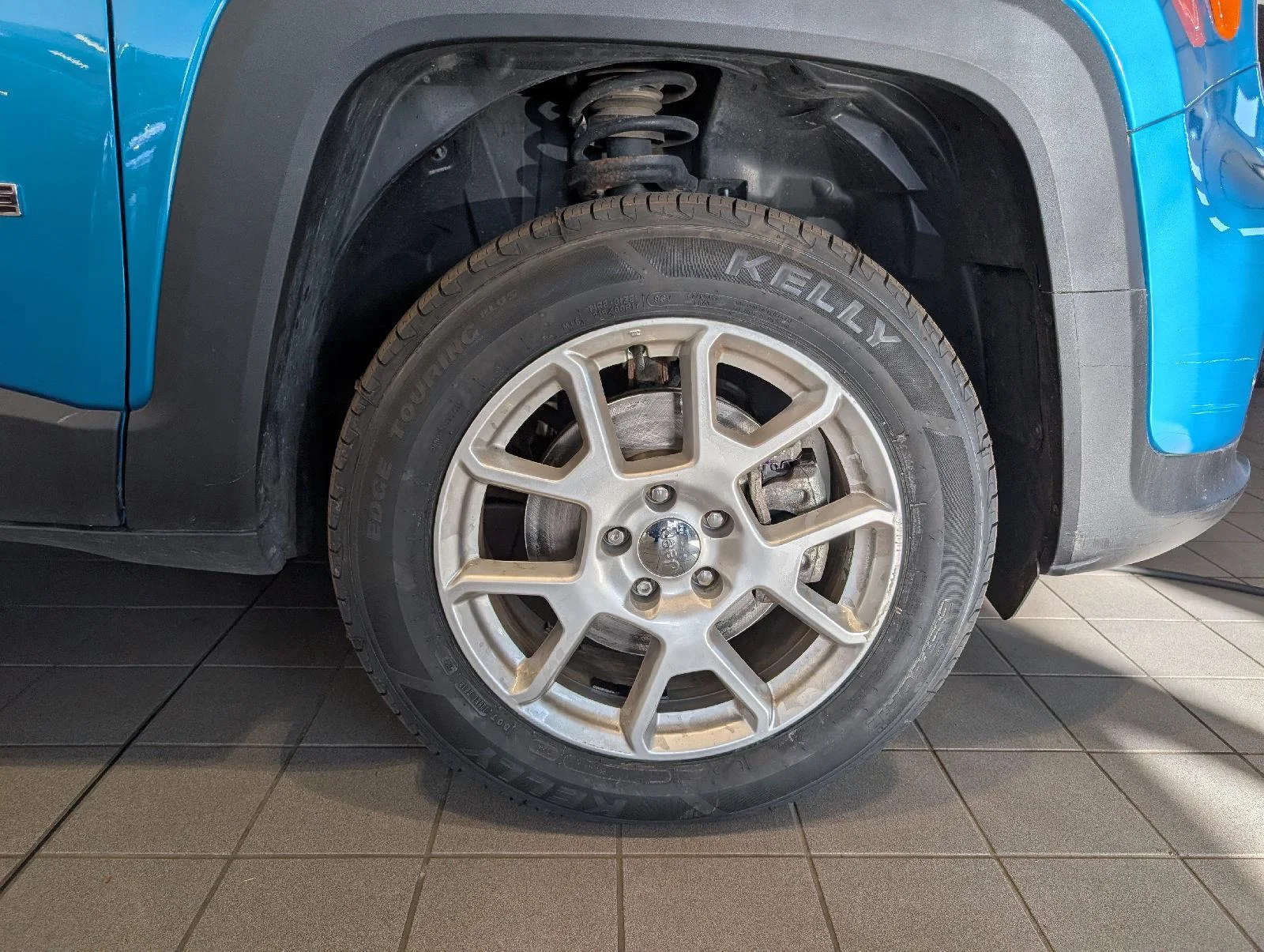 Used 2021 Bikini Metallic Clearcoat Jeep Latitude image 14