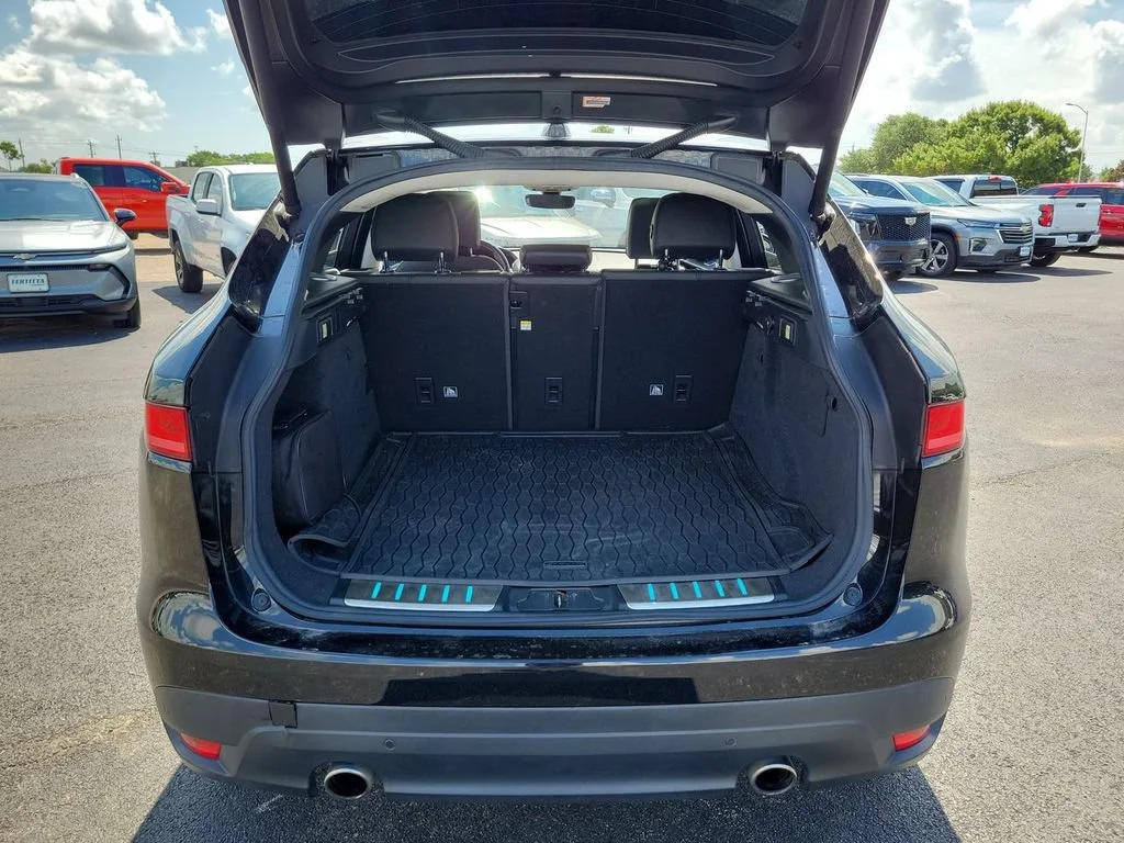 Used 2019 Black Jaguar 30t Portfolio image 27