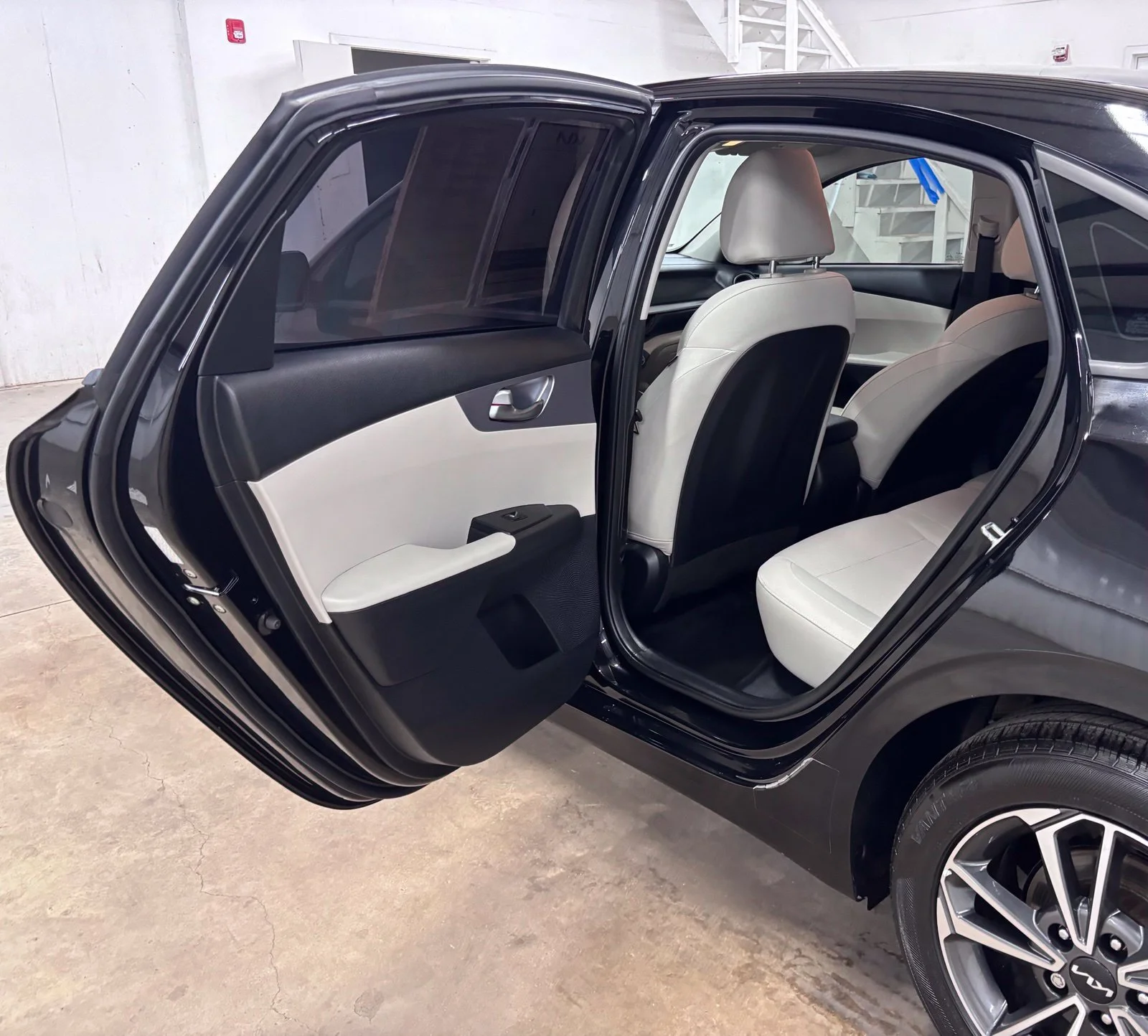 Used 2022 Black Kia LXS image 23