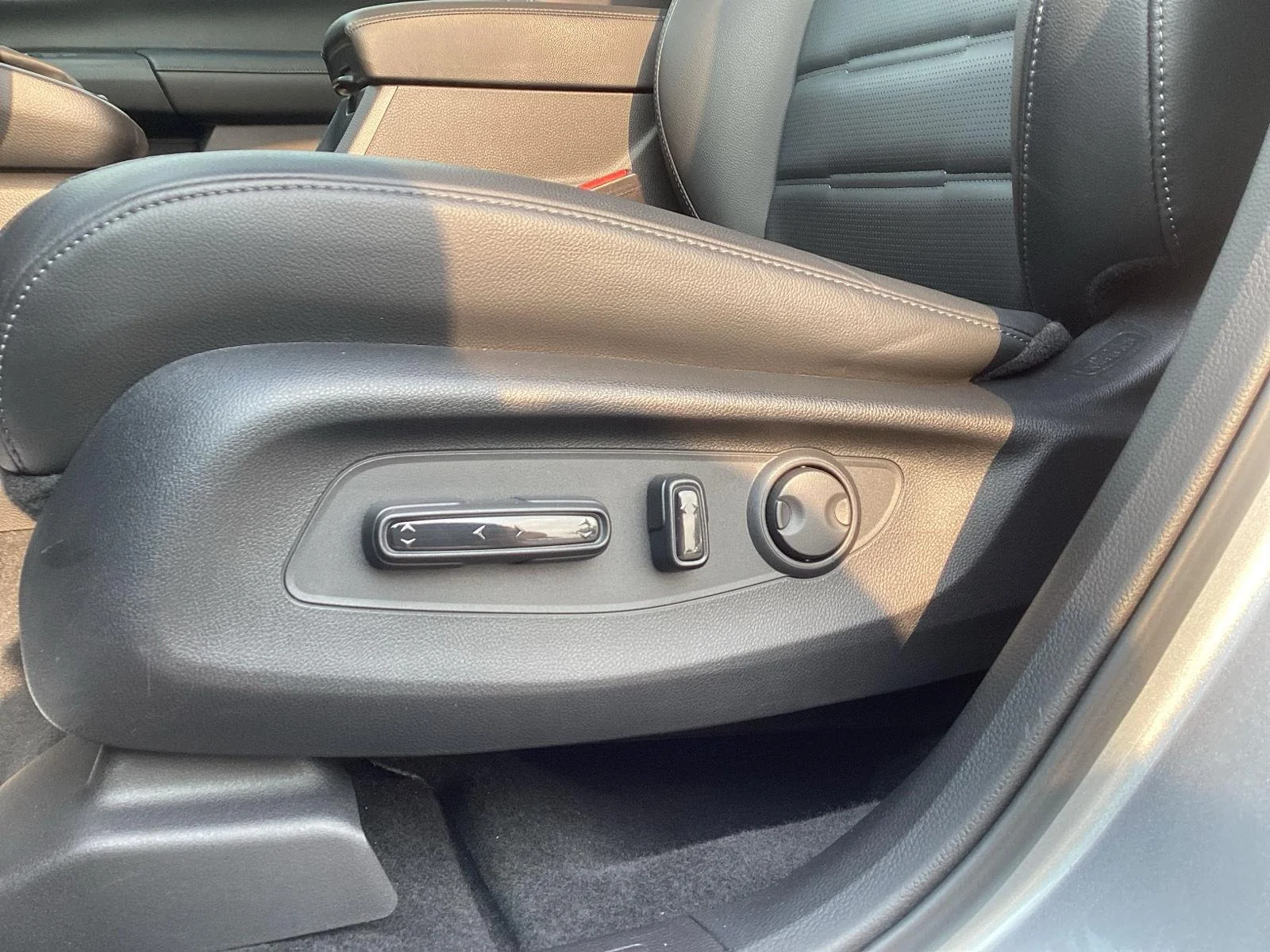 Used 2025 Solar Silver Metallic Honda EX-L image 12