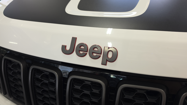 Used 2018 Bright White Clearcoat Jeep Trailhawk image 39