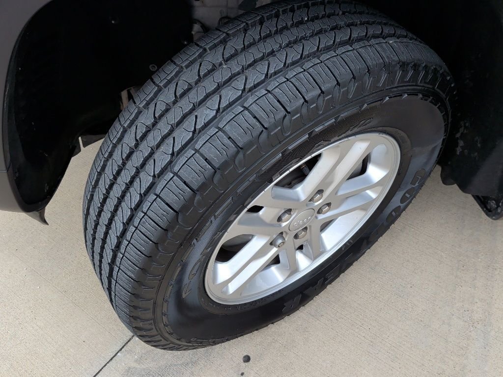 Used 2025 Silver Jeep Laredo image 45