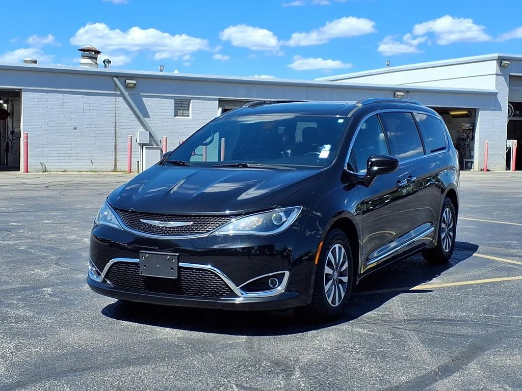 Used 2020 Chrysler Pacifica Touring L Plus with VIN 2C4RC1EG7LR117515 for sale in Kansas City