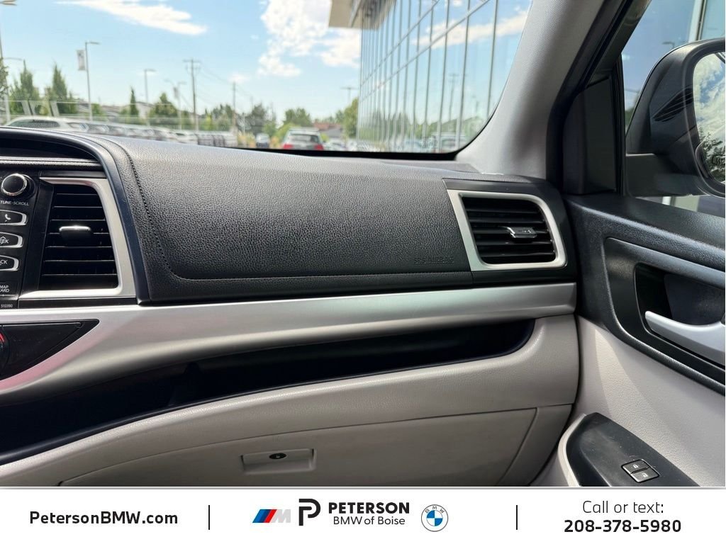 Used 2019 Green Toyota XLE image 35