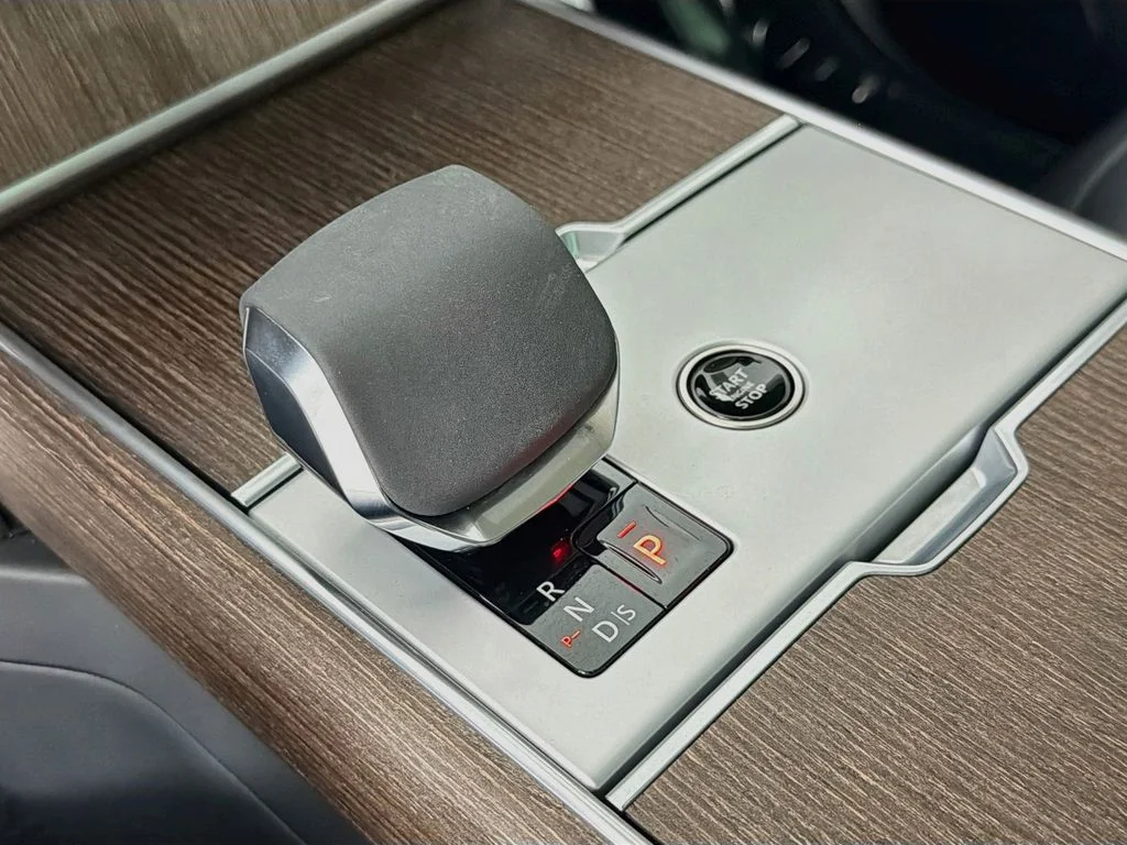 Used 2024 White Land Rover SE image 17