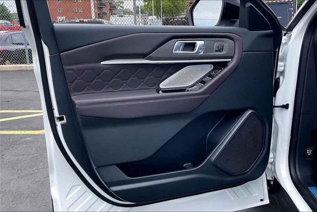 New 2026 Star White Metallic Tri-Coat Ford Platinum™ image 22
