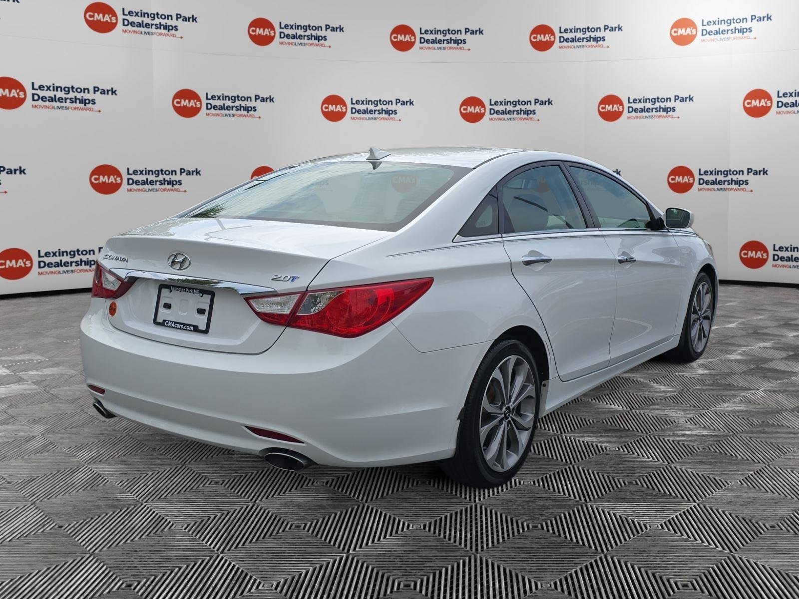 Used 2013 Shimmering White Hyundai SE image 7