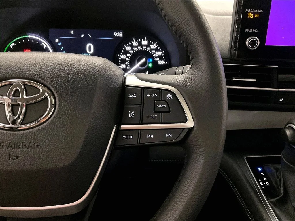 Used 2025 Silver Toyota XLE image 23