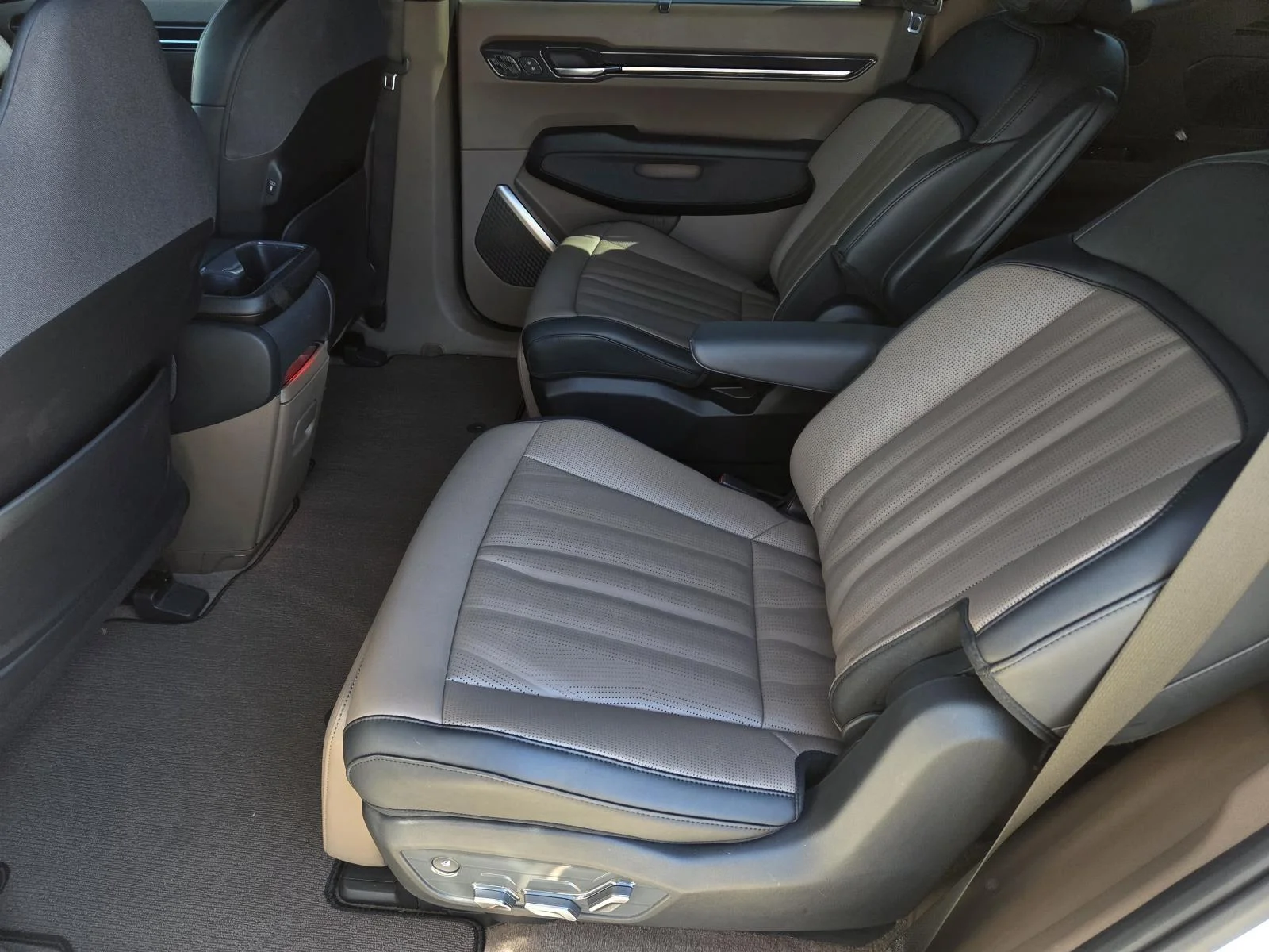 Used 2026 Glacial White Pearl/Ebony Black Roof Kia GT-Line image 38