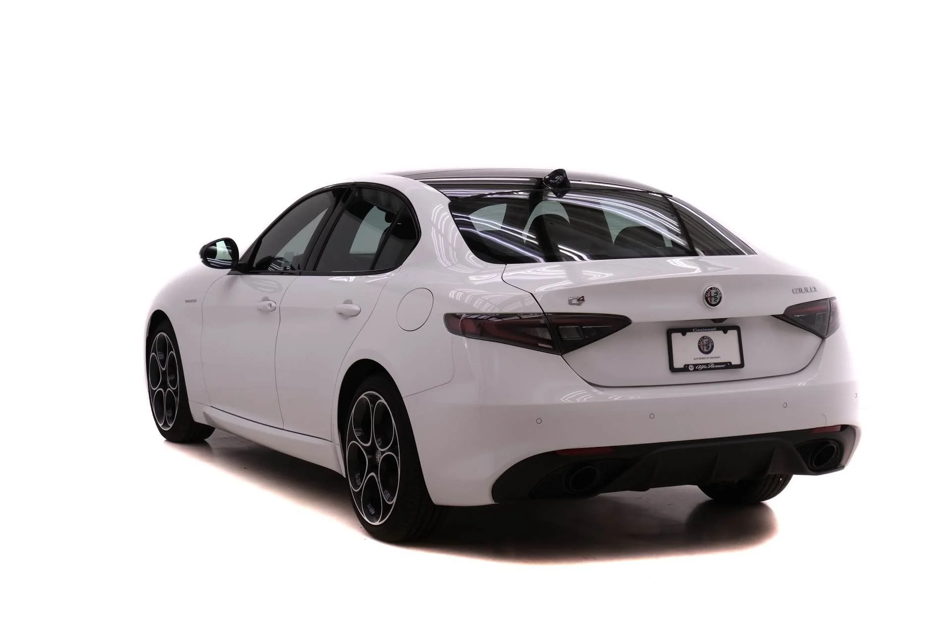 New 2025 Milano White Exterior Paint Alfa Romeo Base image 5