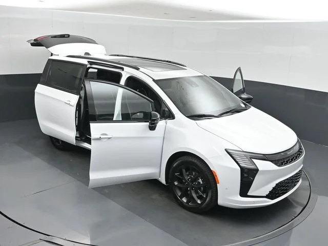 New 2027 Bright White Clear-Coat Exterior Paint Chrysler Limited image 51