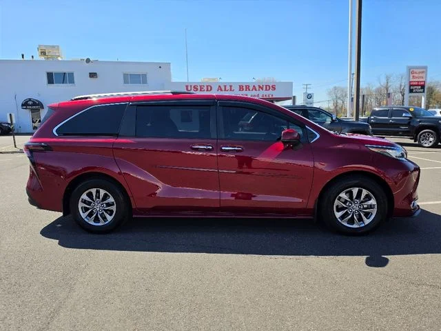 2023 Toyota Sienna XLE - Photo 8
