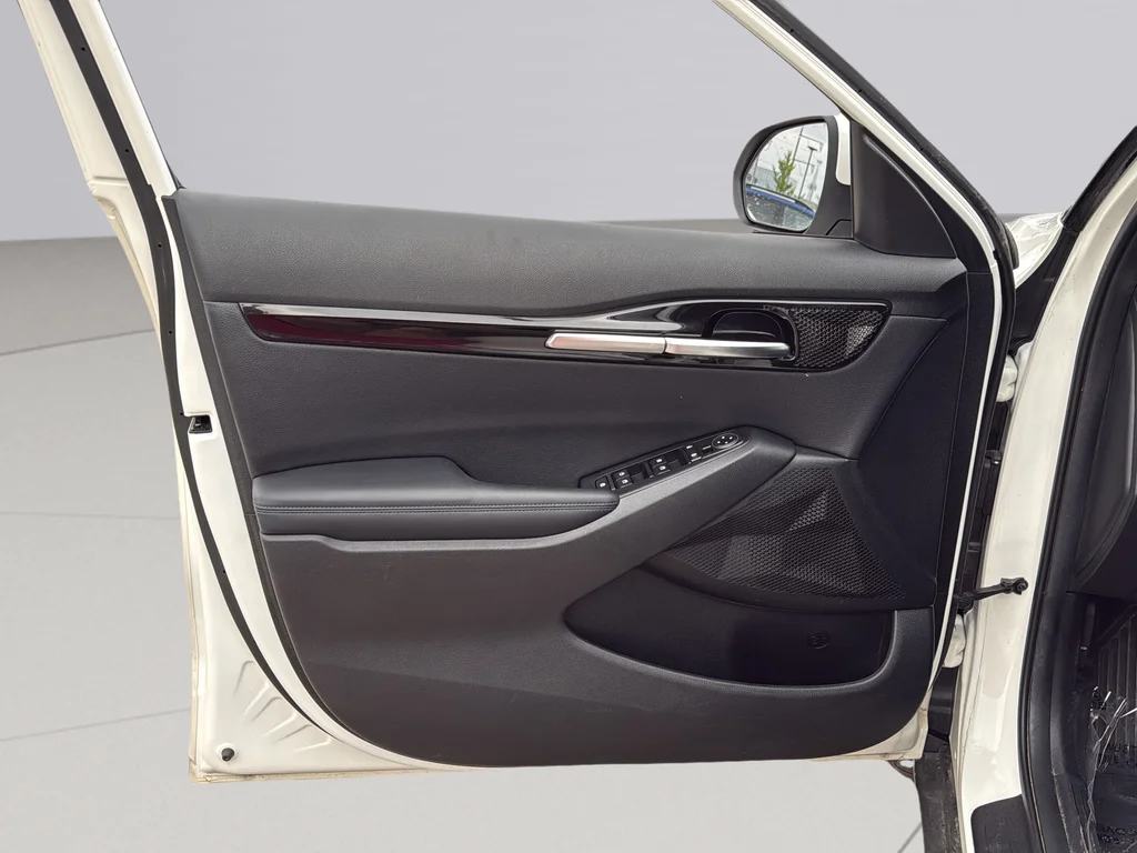 Used 2021 Snow White Pearl Kia S image 25