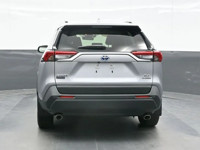 Used 2021 Silver Toyota XLE Premium image 2