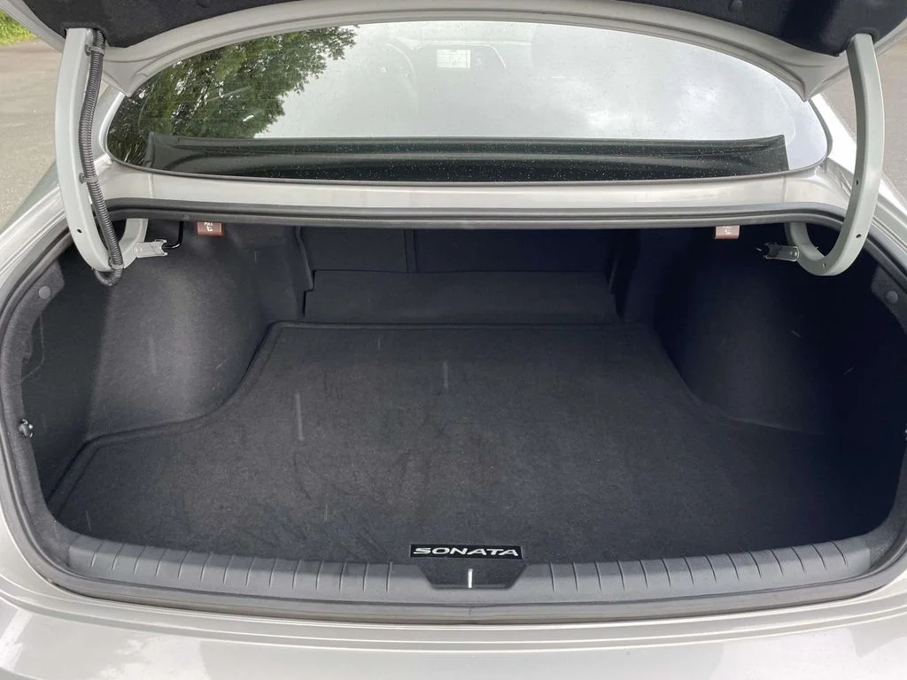 Used 2023 Silver Hyundai SEL Plus image 9