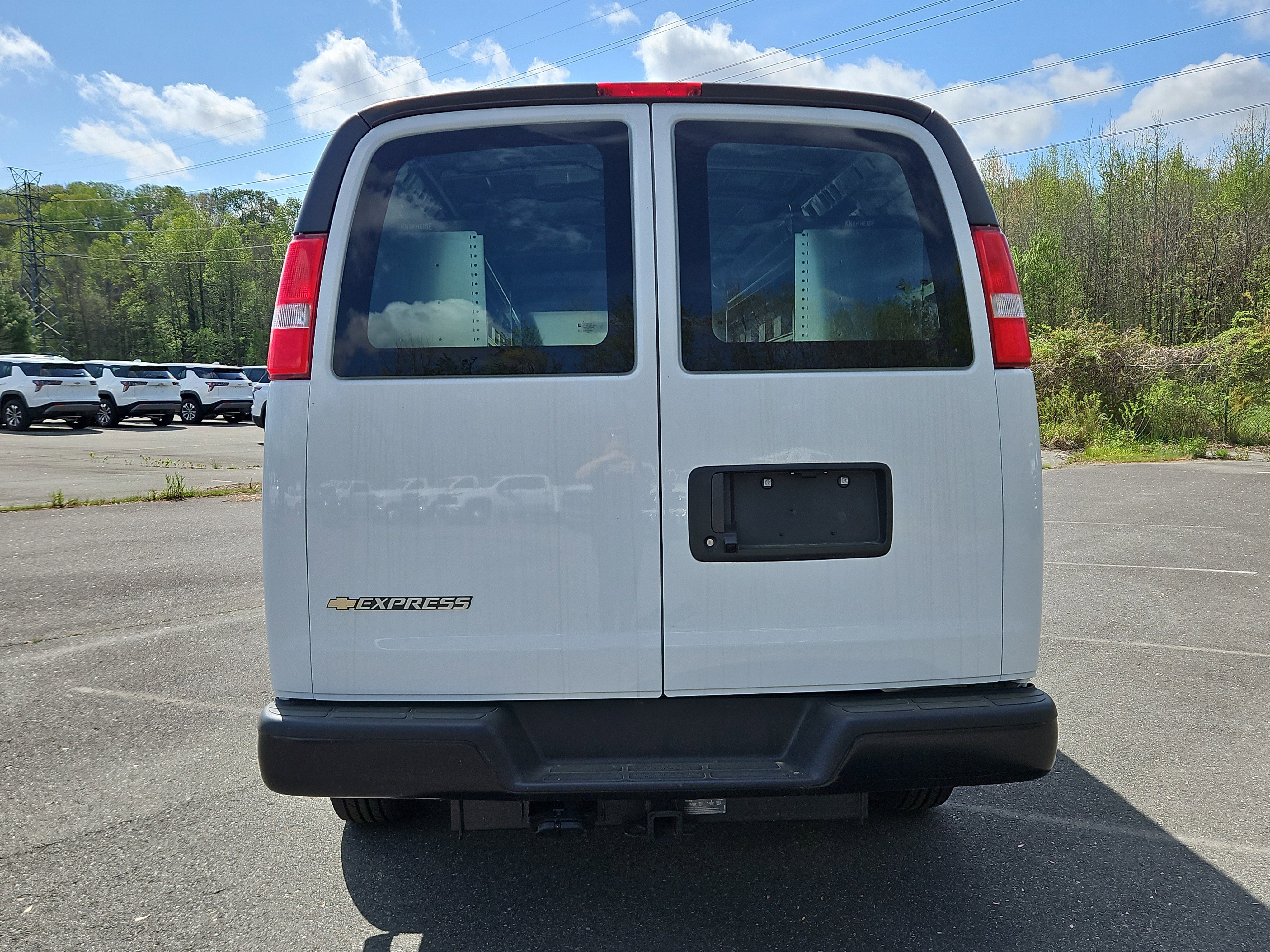 New 2025 Summit White Chevrolet WT image 4