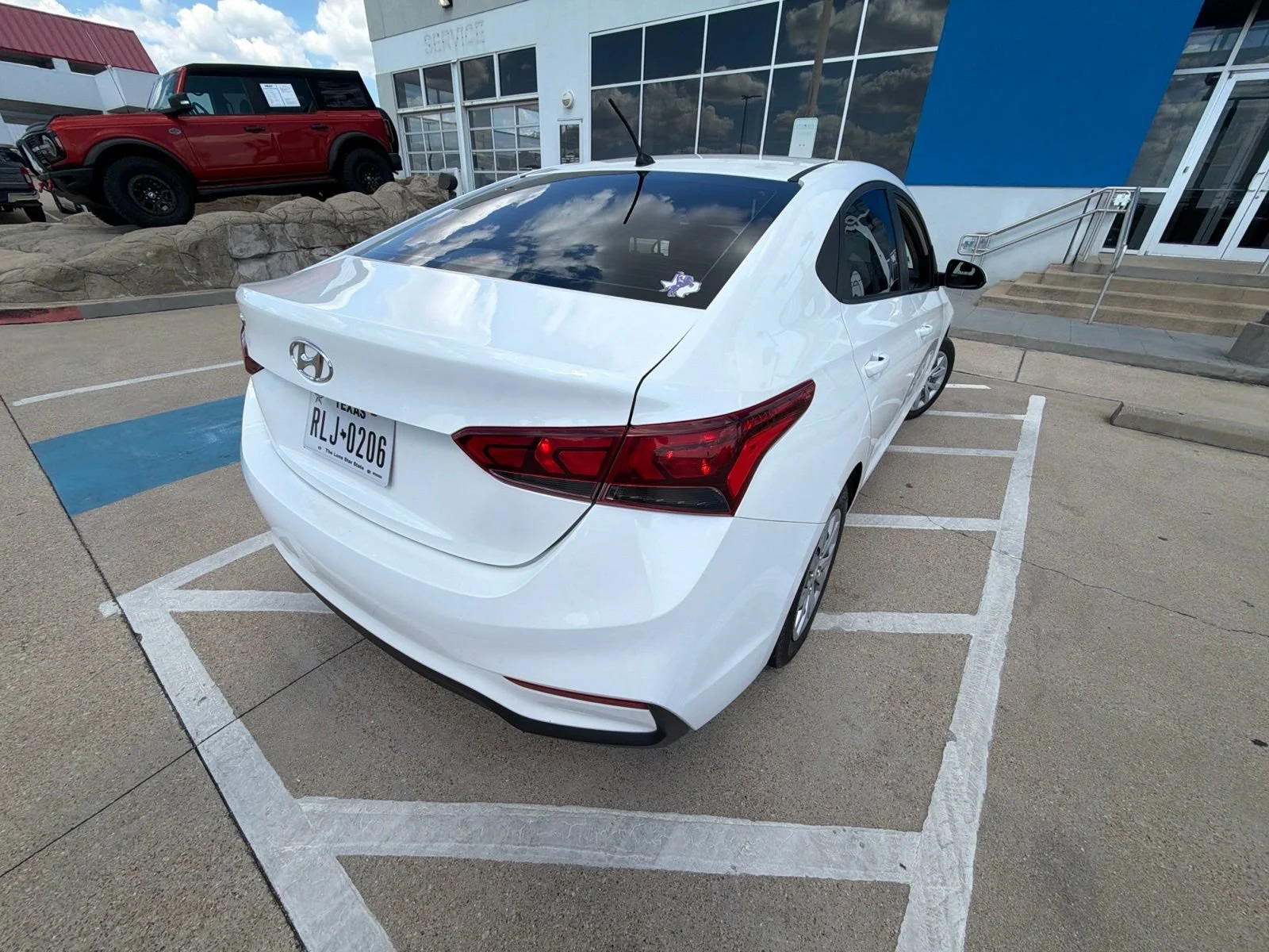 Used 2020 White Hyundai SE image 5