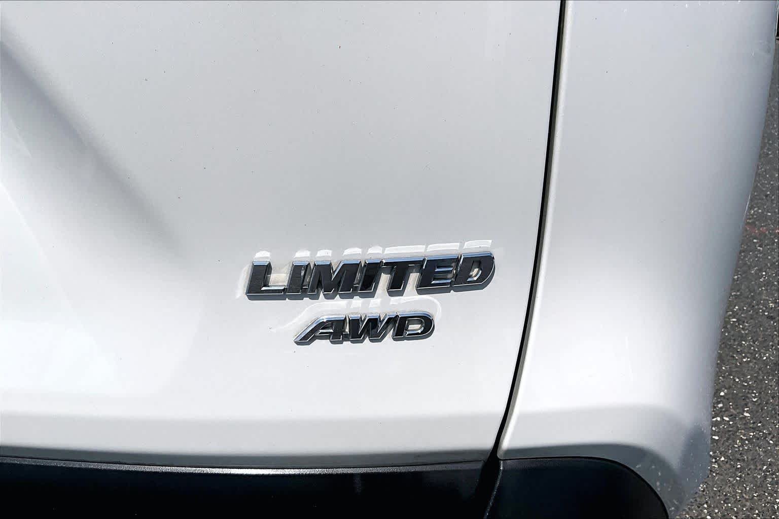 Used 2019 Blizzard Pearl Toyota Limited image 10