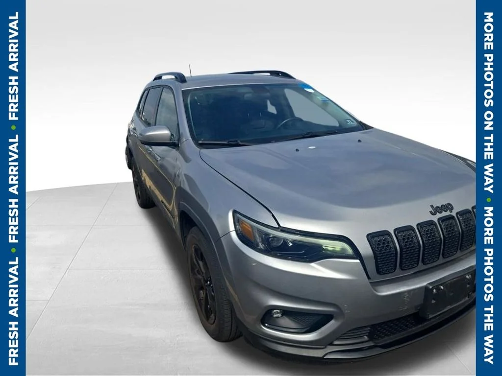 Used 2019 Silver Jeep Latitude Plus image 1