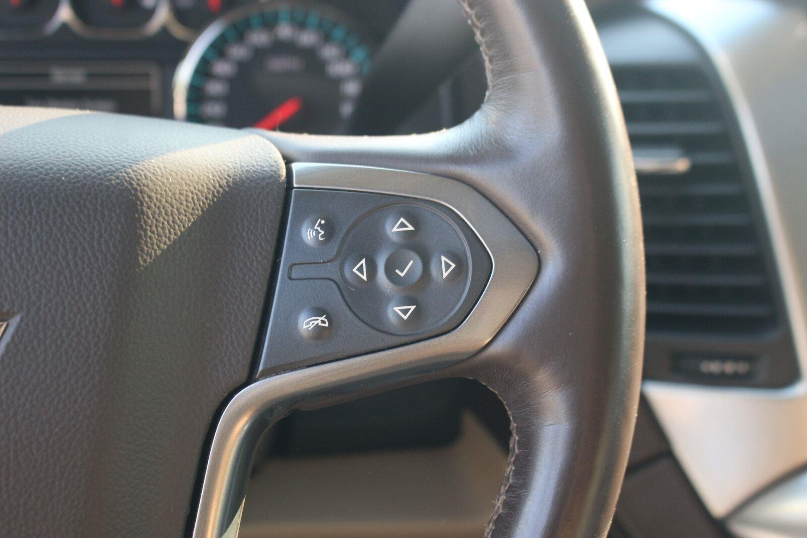 Used 2016 IRIDESCENT PEARL TRICOAT Chevrolet LTZ image 21