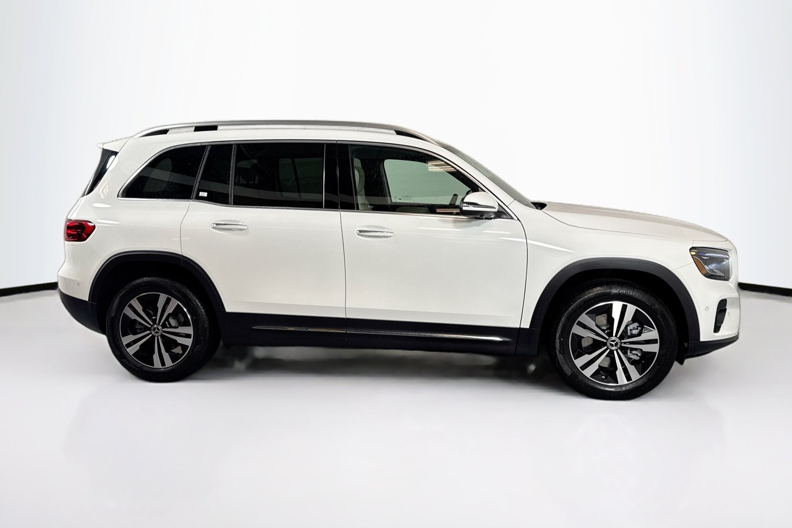 New 2026 Polar White Mercedes-Benz GLB 250 image 4