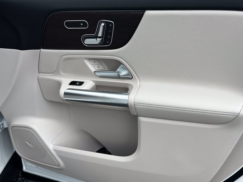 New 2026 Polar White Mercedes-Benz GLA 250 image 16