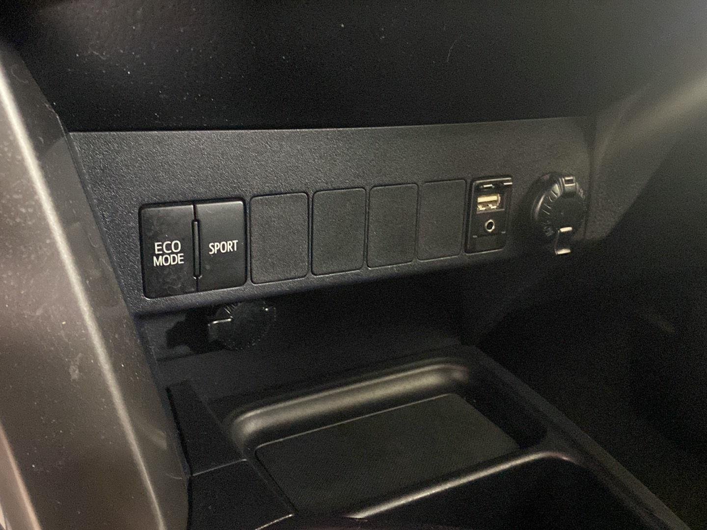 Used 2018 Galactic Aqua Mica Toyota XLE image 15