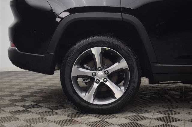 New 2026 Diamond Black Crystal Pearl-Coat Exterior Paint Jeep Limited image 9