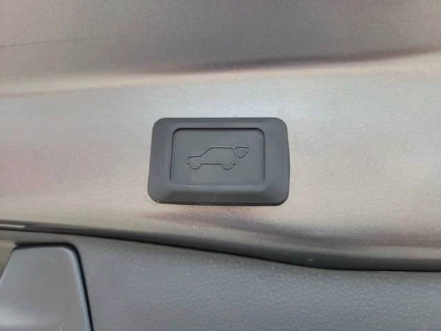 2025 Toyota RAV4 XLE - Photo 10