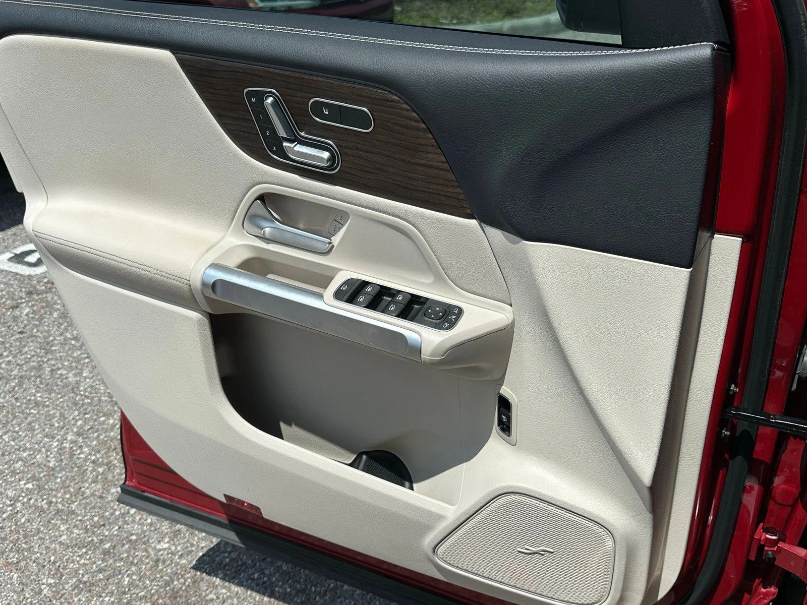 Used 2024  Mercedes-Benz GLB 250 image 25