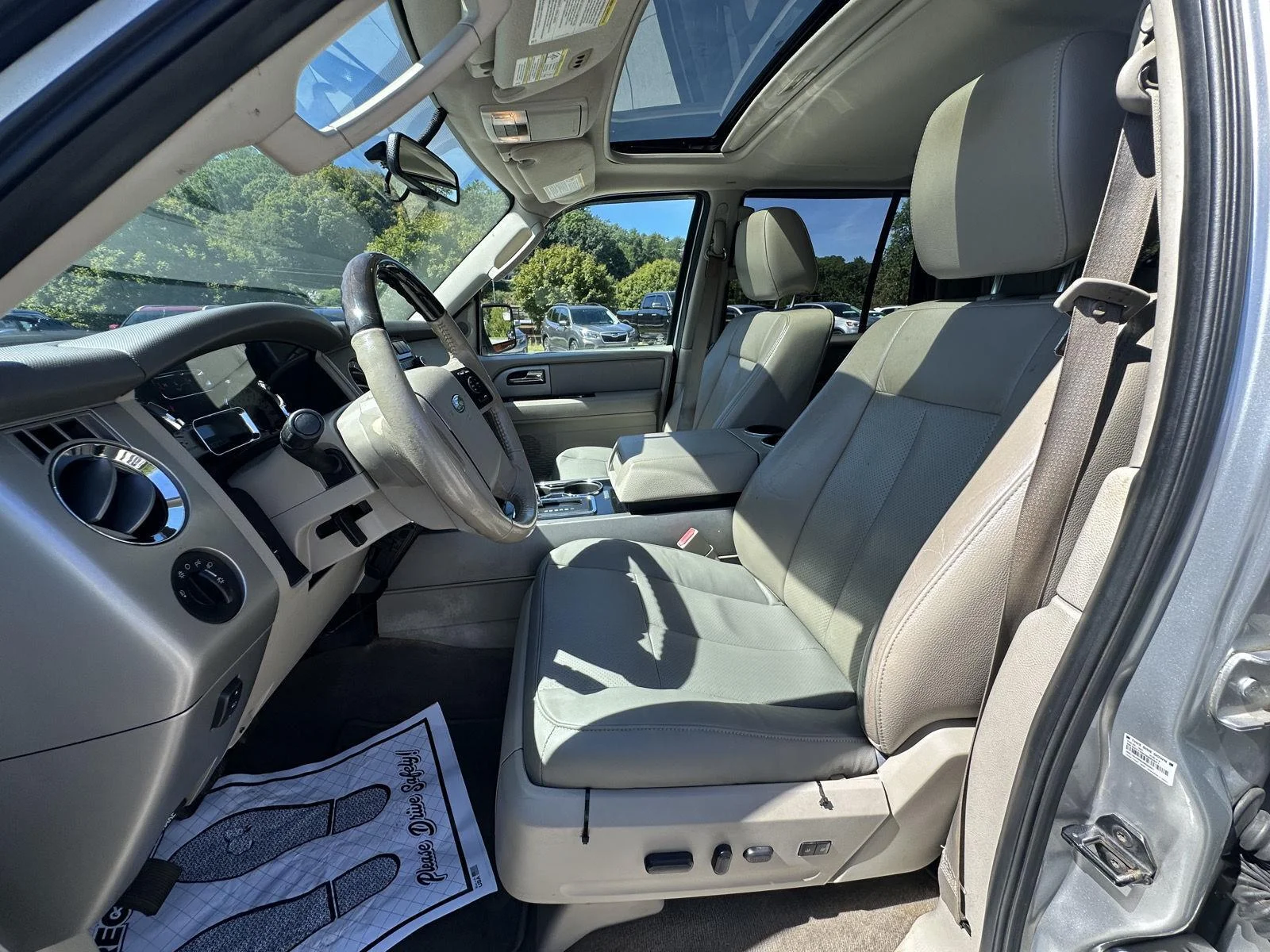Used 2012  Ford Limited image 9