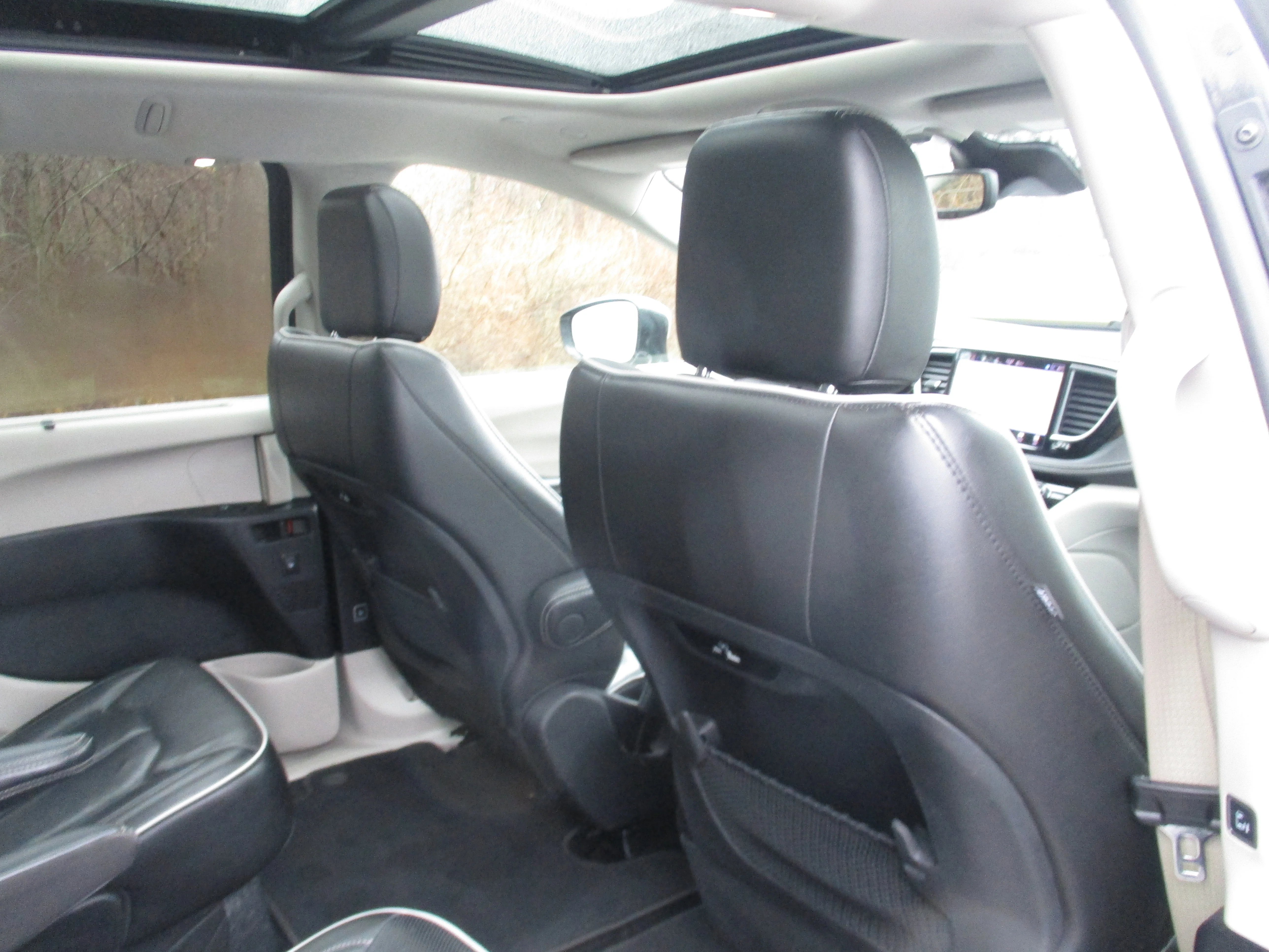 Used 2022 Brilliant Black Crystal Pearlcoat Chrysler Limited image 25