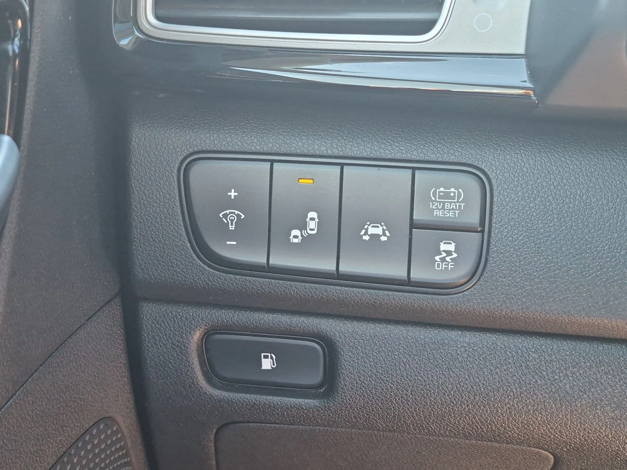 Used 2018 Silky Silver Kia Touring image 17
