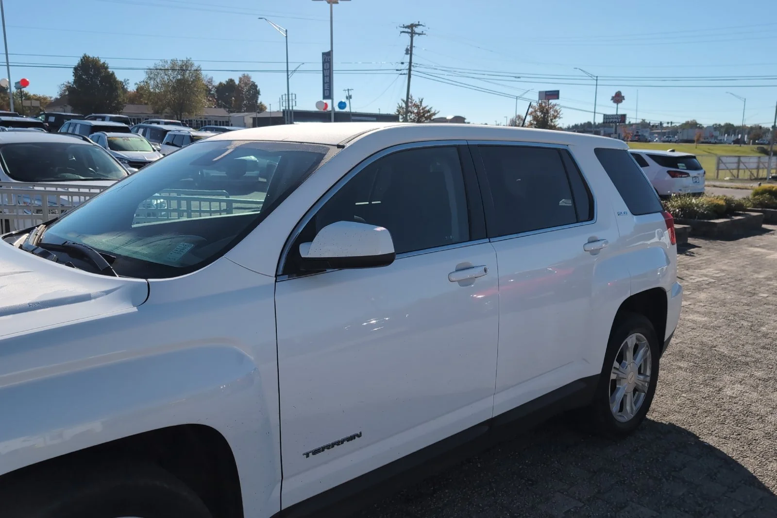 Used 2017 SUMMIT WHITE GMC SLE image 12