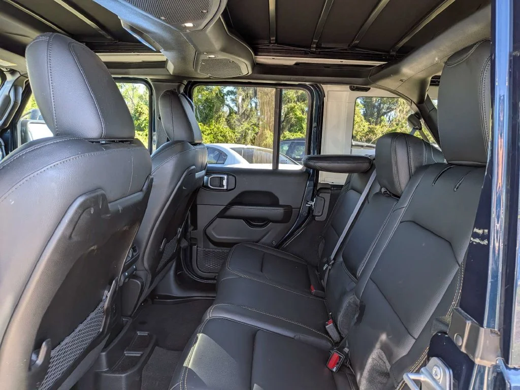 Used 2025 Blue Jeep Sahara image 10