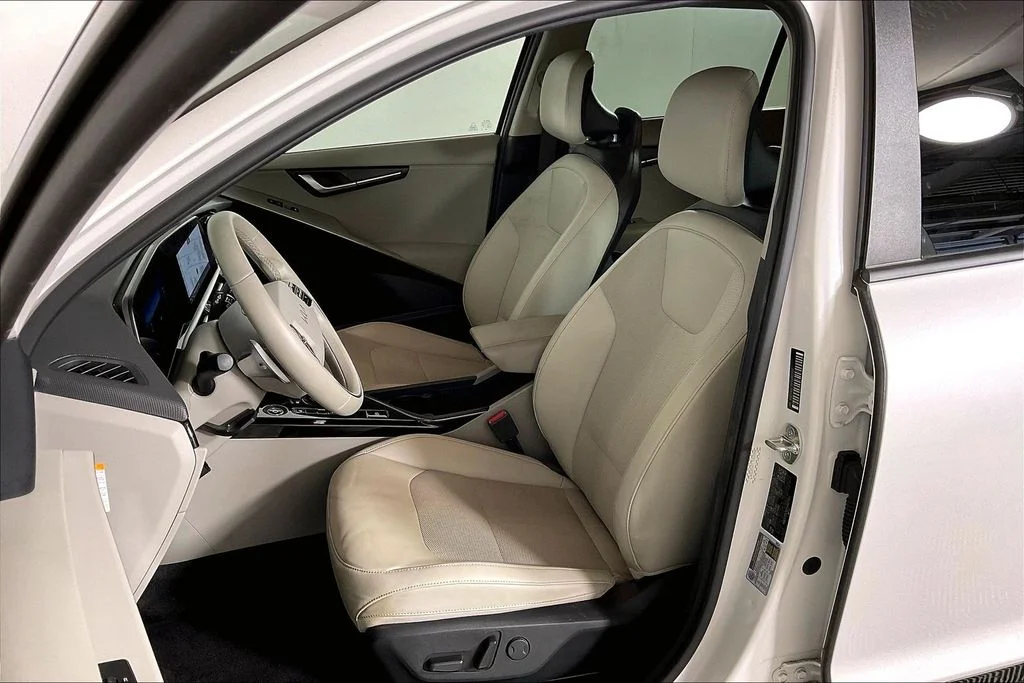 Used 2023 White Kia Wind image 24