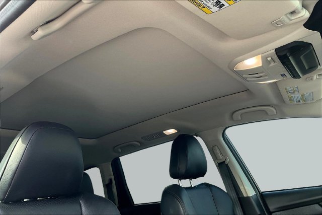 Used 2025 White Subaru Onyx Edition Touring image 30
