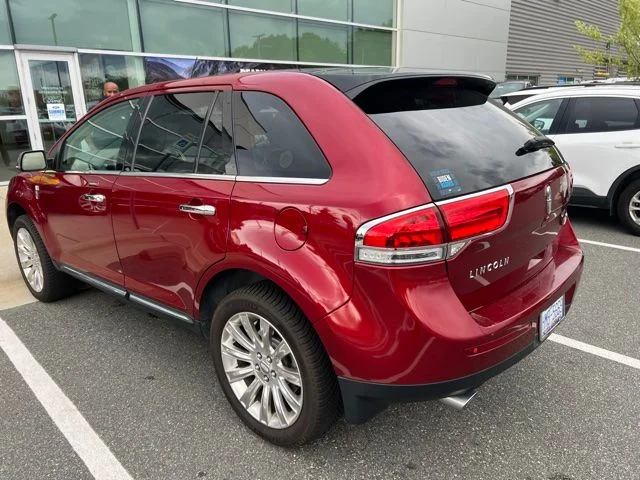 Used 2015 Red Lincoln Base image 2