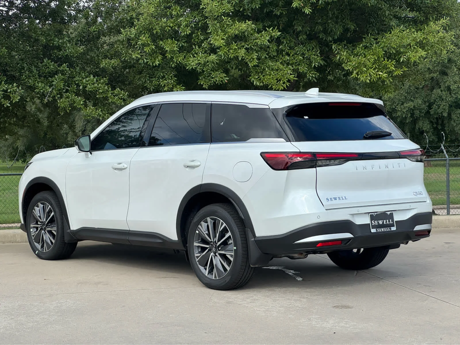 New 2027 RADIANT WHITE INFINITI Luxe FWD image 4