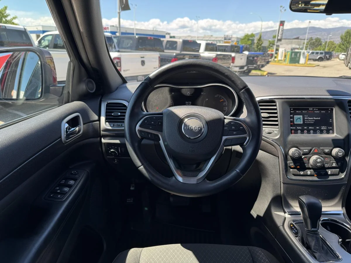 Used 2018 Red Jeep Laredo 4wd image 13