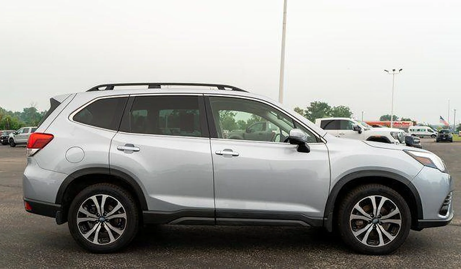 Used 2023 Ice Silver Metallic Subaru Limited image 5
