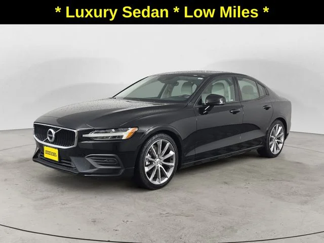 Used 2019 Black / Stone Volvo T5 Momentum image 1