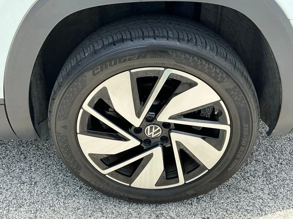Used 2024  Volkswagen 2.0T SE w/Technology image 29
