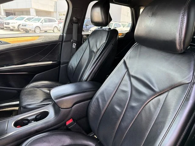 Used 2015 White Lincoln Base image 20